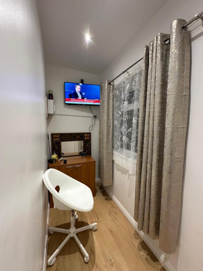 Luxury Ensuite 2Nd Studio Flat With Great Views In Keedonwood Road With Fully Own Bathroom Newly Added And Private Kitchenette Μπρόμλεϊ Εξωτερικό φωτογραφία