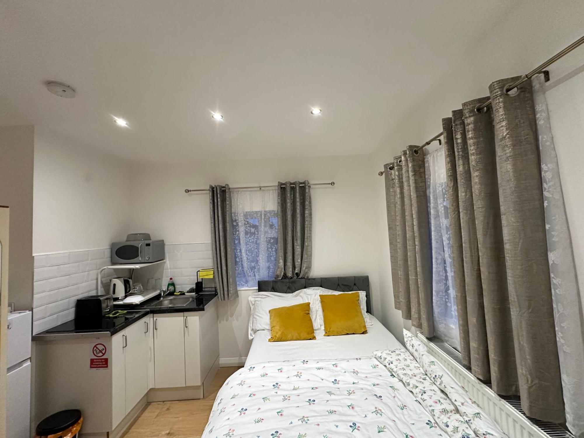 Luxury Ensuite 2Nd Studio Flat With Great Views In Keedonwood Road With Fully Own Bathroom Newly Added And Private Kitchenette Μπρόμλεϊ Εξωτερικό φωτογραφία