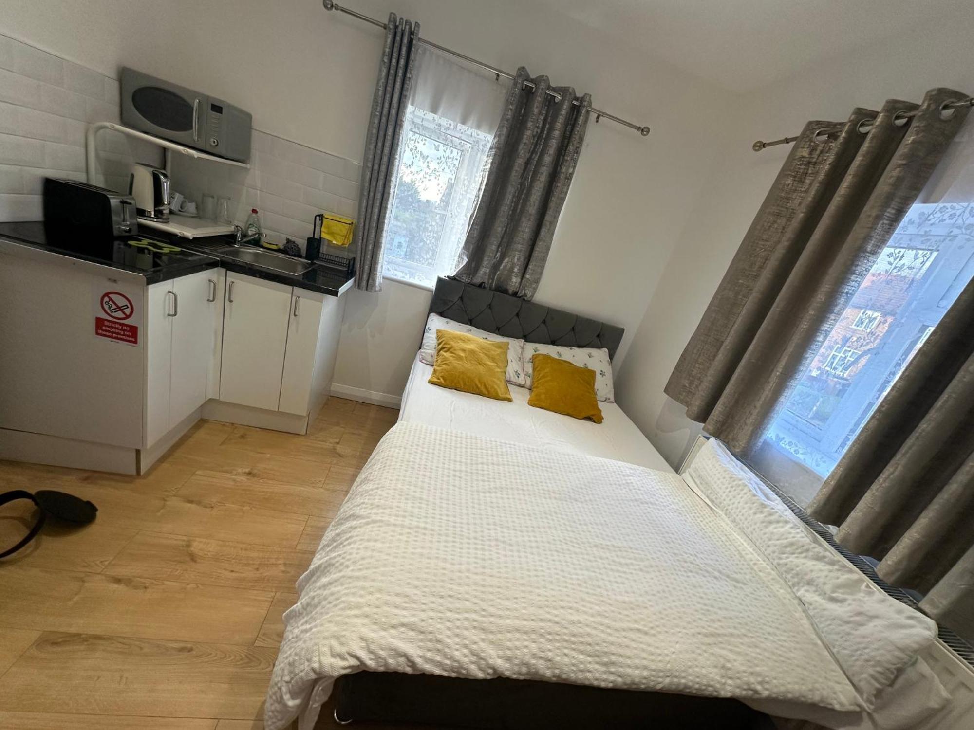 Luxury Ensuite 2Nd Studio Flat With Great Views In Keedonwood Road With Fully Own Bathroom Newly Added And Private Kitchenette Μπρόμλεϊ Εξωτερικό φωτογραφία