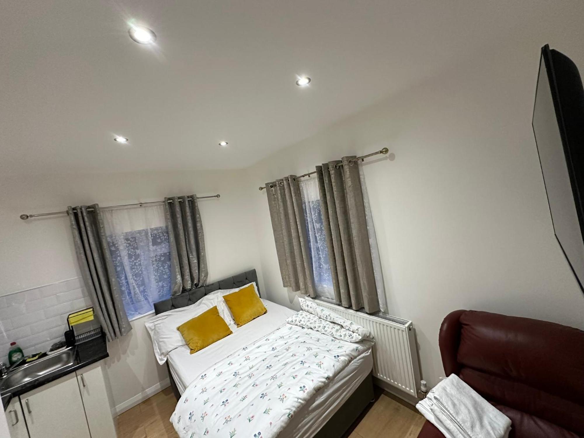 Luxury Ensuite 2Nd Studio Flat With Great Views In Keedonwood Road With Fully Own Bathroom Newly Added And Private Kitchenette Μπρόμλεϊ Εξωτερικό φωτογραφία