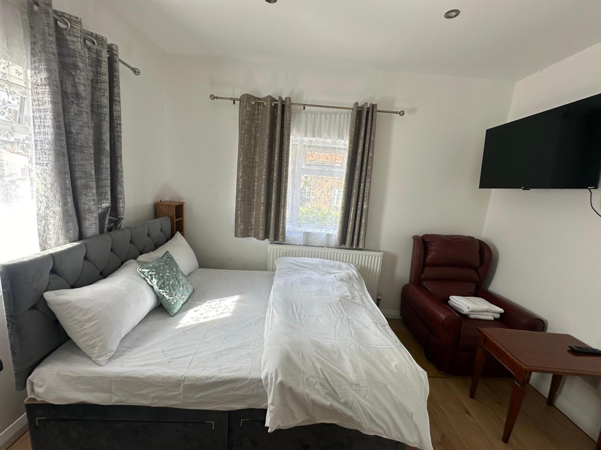 Luxury Ensuite 2Nd Studio Flat With Great Views In Keedonwood Road With Fully Own Bathroom Newly Added And Private Kitchenette Μπρόμλεϊ Εξωτερικό φωτογραφία