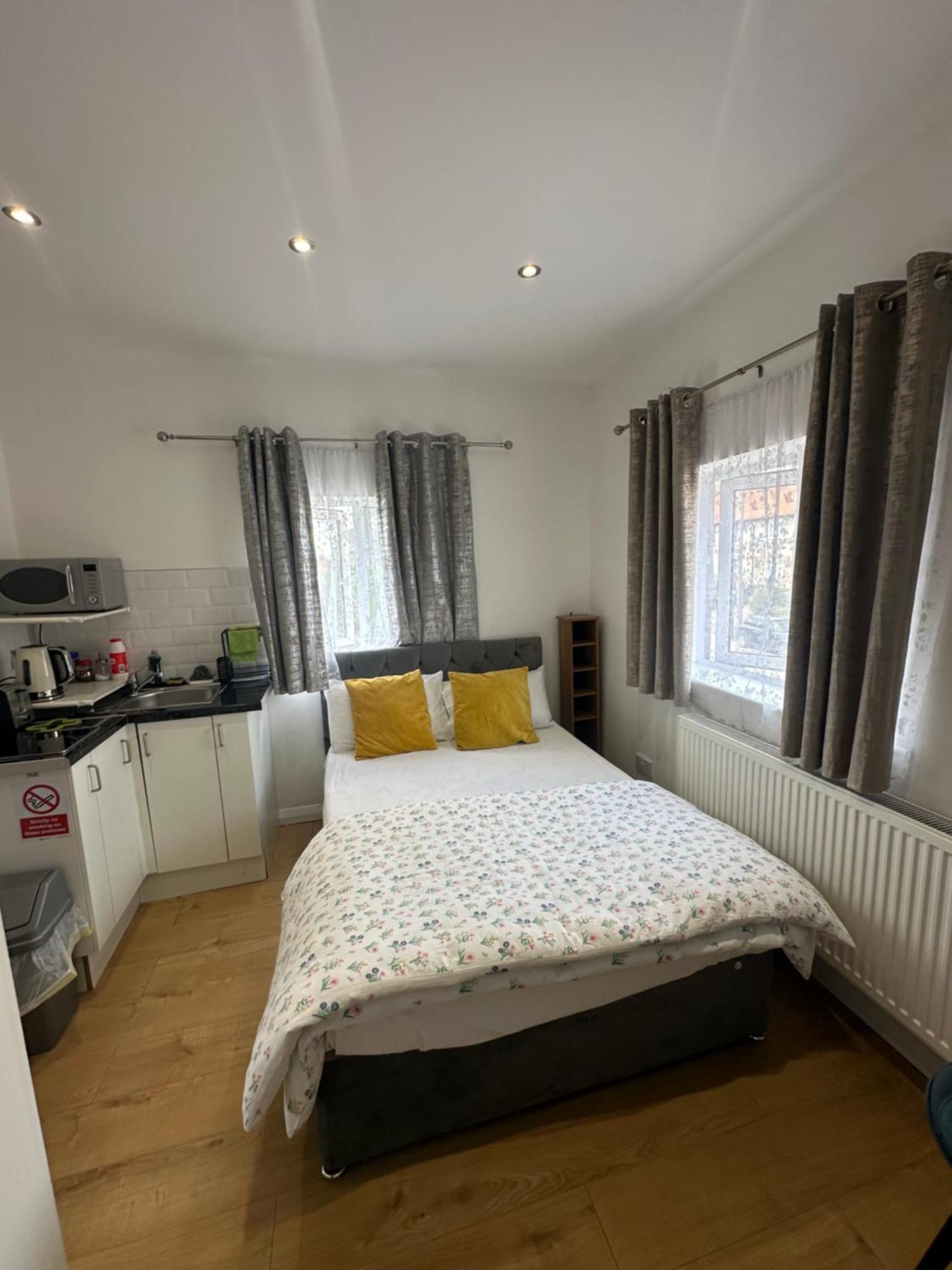 Luxury Ensuite 2Nd Studio Flat With Great Views In Keedonwood Road With Fully Own Bathroom Newly Added And Private Kitchenette Μπρόμλεϊ Εξωτερικό φωτογραφία